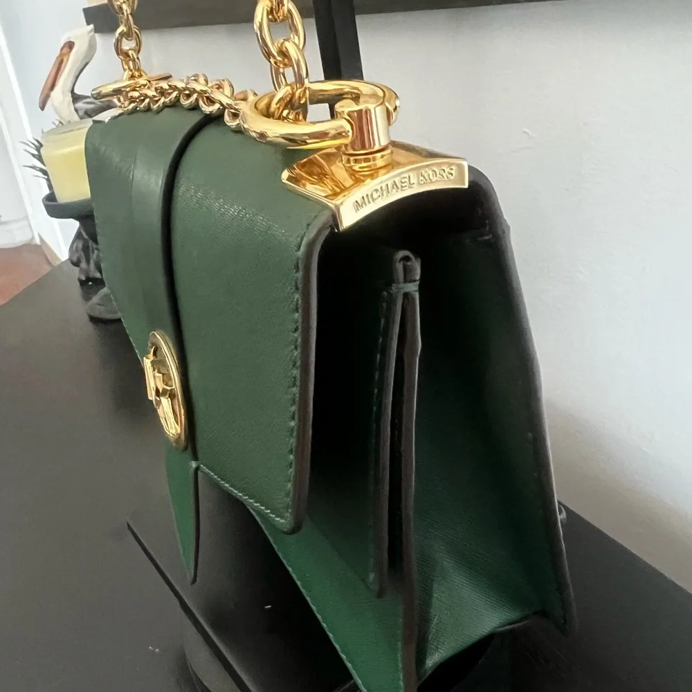 MICHAEL KORS
Greenwich Small Saffiano Leather Crossbody Bag - Picture 7 of 10